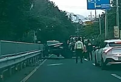 渋滞を救った“最終兵器”…韓国・市民が操るフォークリフトが事故車を一掃