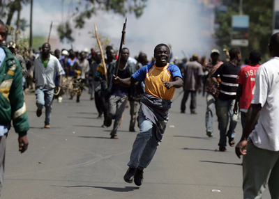 ケニア大統領選挙、開票作業の遅れから不正を疑う野党支持者らが各地で暴動