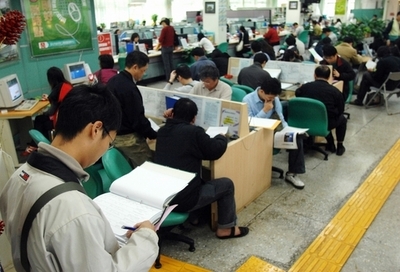 強盗が偽の求人広告で共犯者を採用、台湾