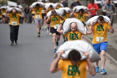 50キロの石炭担いでただ走る、レース後の達成感は格別？ 英