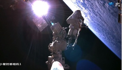 中国の宇宙船「神舟18号」 船外活動の映像が公開