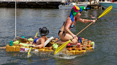 浮くなら何でもOK、米「へんてこ」ボートレースで熱戦