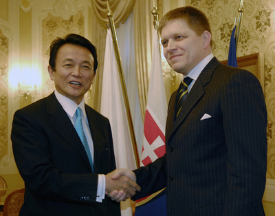 麻生外相が公式訪問 - スロバキア