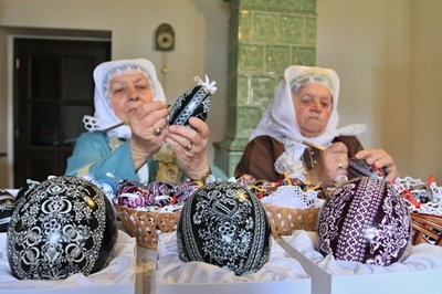 爪やすりで作るイースターエッグ、伝統継ぐ最後の2人 チェコ