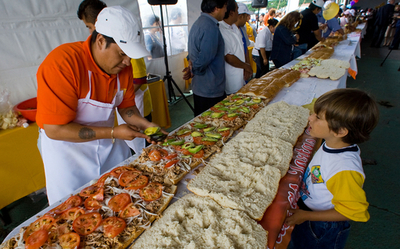 44メートルの巨大サンドイッチでギネスに挑戦、メキシコ市