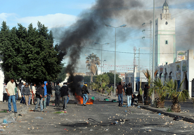 チュニジア暴動拡大、大統領が次期選挙への不出馬を約束