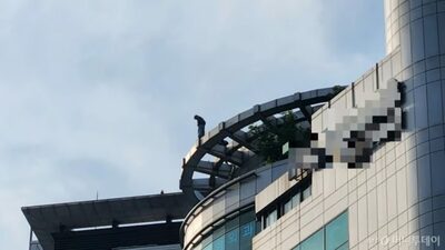 欄干に寝そべり足ブラブラ…ソウルの高層ビルで飛び降り試みた男性救助