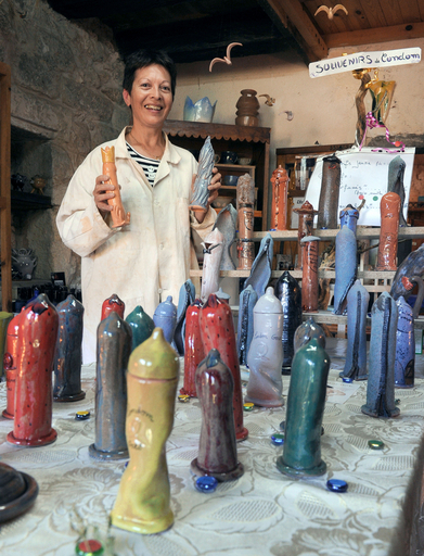 地名にかけた「しゃれ」です、コンドームの小像 フランス