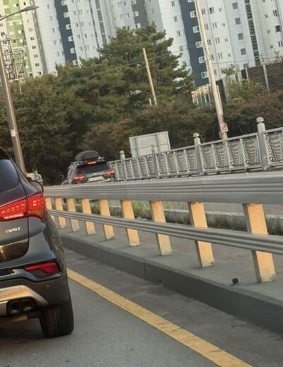 退勤ラッシュの渋滞、SUVが堂々歩道へ突入…韓国で目撃された危険な一幕