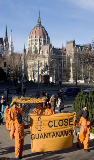 アムネスティ･インターナショナル、グアンタナモ収容所閉鎖を求めて同時デモ - ハンガリー