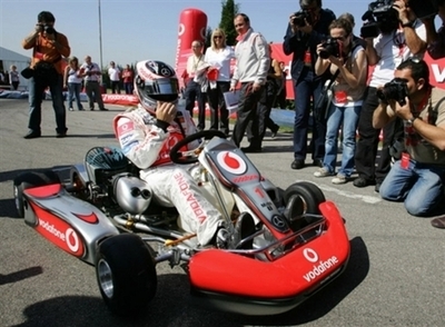 ＜07 F1・第4戦 スペインGP＞開幕を前にアロンソがカートレースに参加 - スペイン