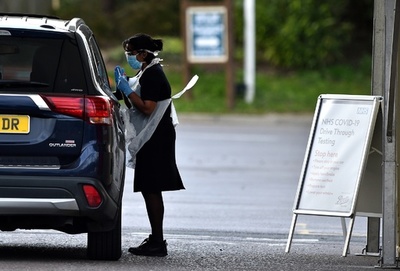 英国の「医療フェチ」系サイト、防護用品不足に苦しむNHSに手術着を寄付