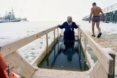 勇気を出して極寒の水の中へ、ロシアの公現祭