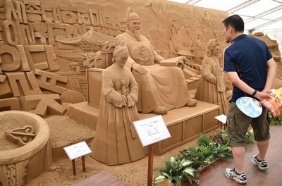 日中韓の歴史的偉人がズラリ！横浜で砂の彫刻展
