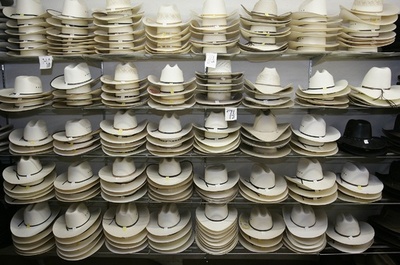 米ワイオミングの保安官事務所、カウボーイスタイルを禁止