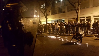 仏警察が中国人男性を射殺、叫び声を口論と誤解？ 抗議デモで35人拘束 