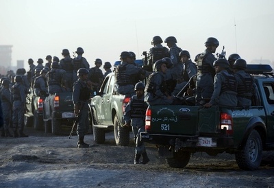 アフガン首都空港を武装集団が攻撃、タリバンが犯行声明