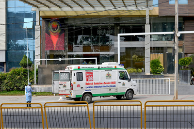 帰郷目指したインドの村人、死んだふりで封鎖かいくぐろうとし逮捕