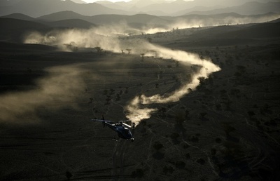 【今日の1枚】砂漠に一筆書き、二輪で疾走