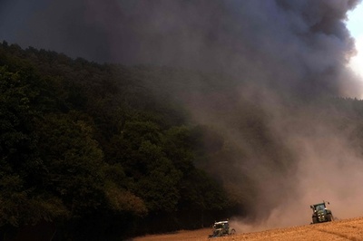 【今日の1枚】山火事の延焼防止にトラクター出動 仏