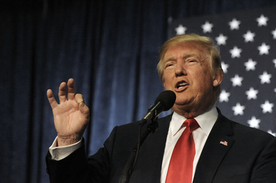 トランプ氏、FBIの調査再開でクリントン氏のメール問題を攻撃