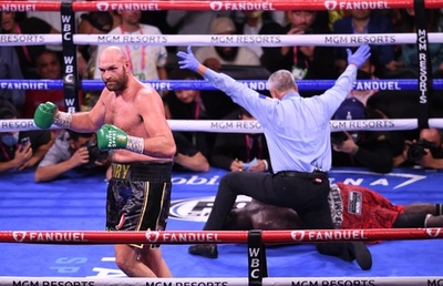 フューリー、ワイルダーKOで王座防衛 ダウン連発の死闘制す