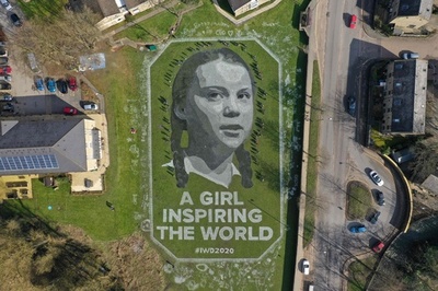 グレタさん描いた巨大地上絵、国際女性デーに合わせ披露 英国