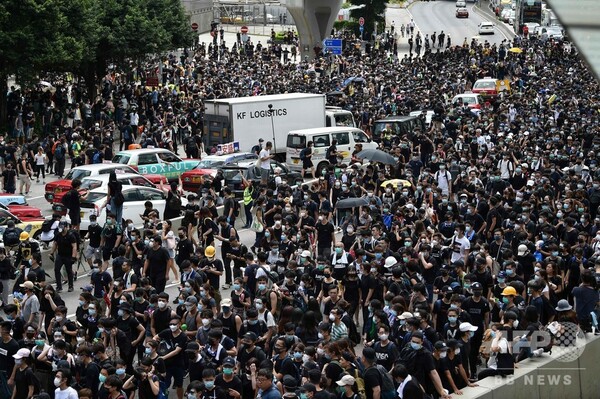 香港、黒服のデモ隊数千人が幹線道路を占拠 警察本部を包囲