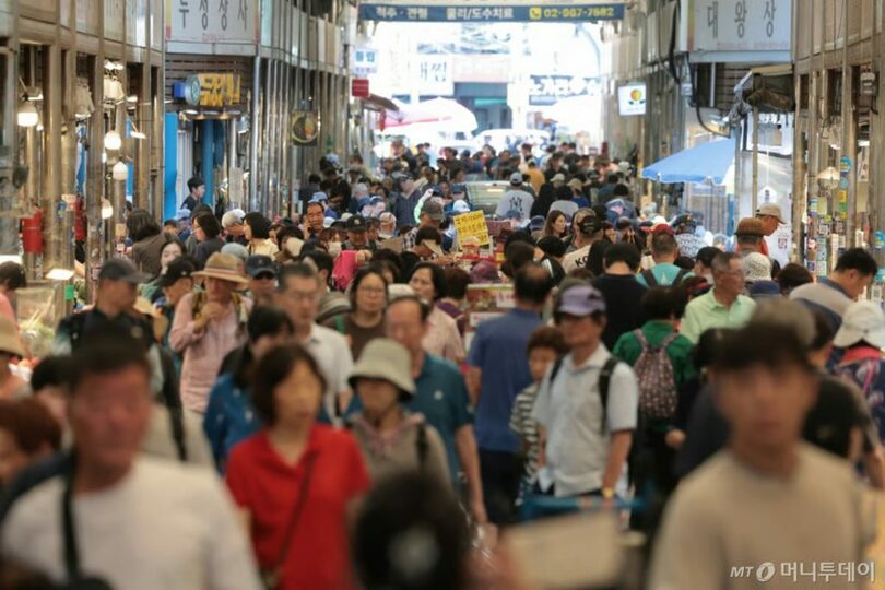秋夕を前に、ソウル・東大門区の清凉里青果物市場で祭祀用の商品を選ぶ市民＝クォン・ヒョンジン記者(c)news1