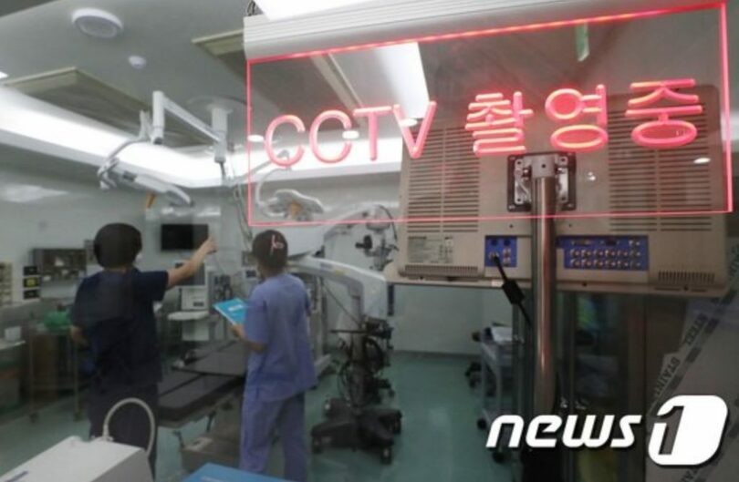 京畿道医療院水原病院手術室でCCTVを点検する病院関係者(c)news1