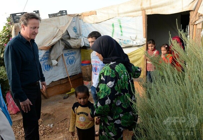 英首相、レバノンを訪問 難民キャンプ視察