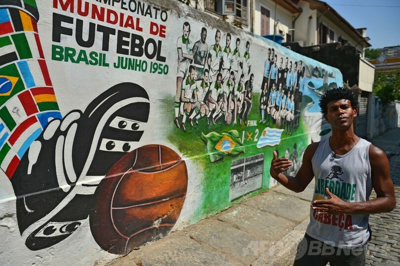 W杯の「功罪」描き出すリオの落書きアート、ブラジル