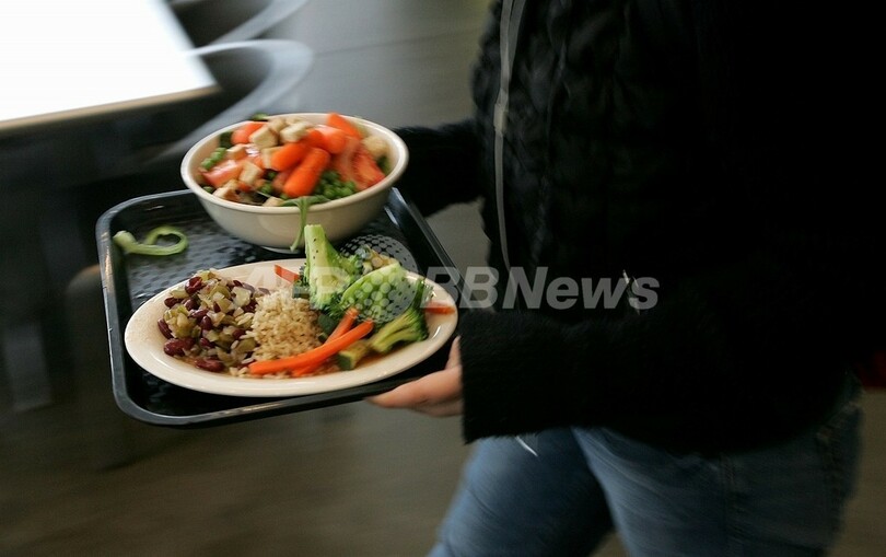 トレー廃止で経費節減、米大学の学食で広がる試み