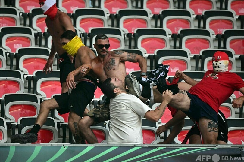 ニースとケルンのサポが試合前に衝突 ファン1人が重体 Ecl 写真10枚 国際ニュース Afpbb News