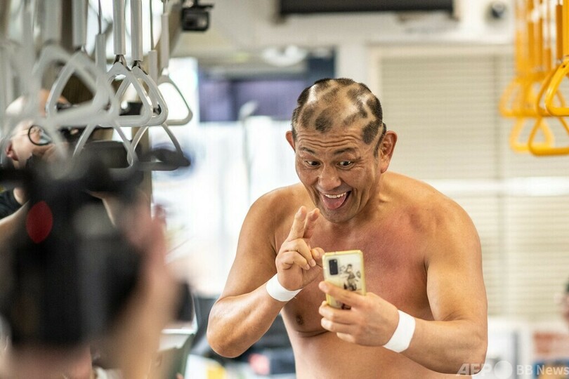 史上初「都電プロレス」開催 車内でレスラーが激闘