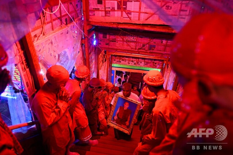 ミャンマーで華やかな追悼式 亡くなった有名僧侶を見送り