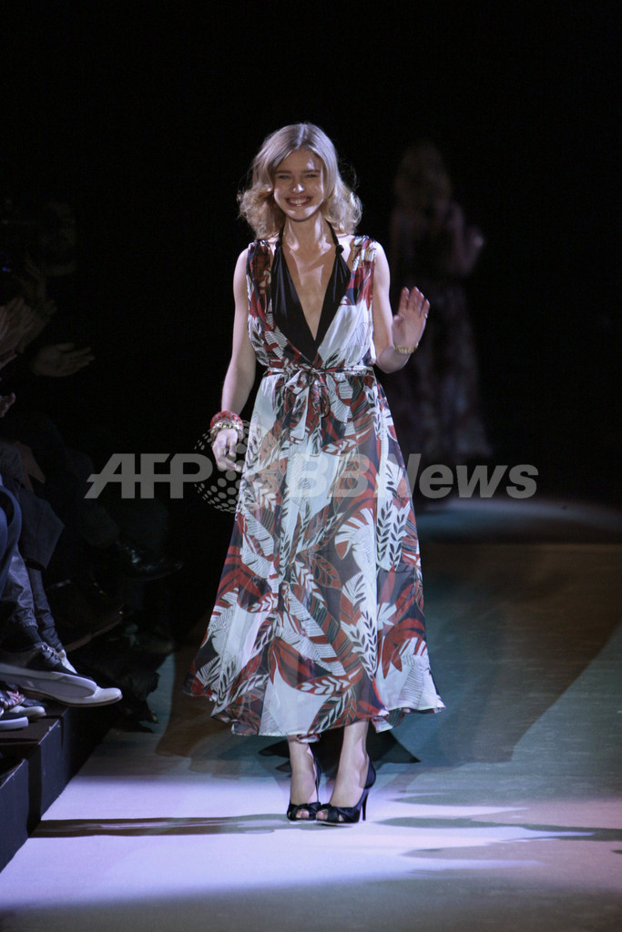 モデルのナタリア・ボディアノヴァ、「エタム」のためにランジェリーをデザイン