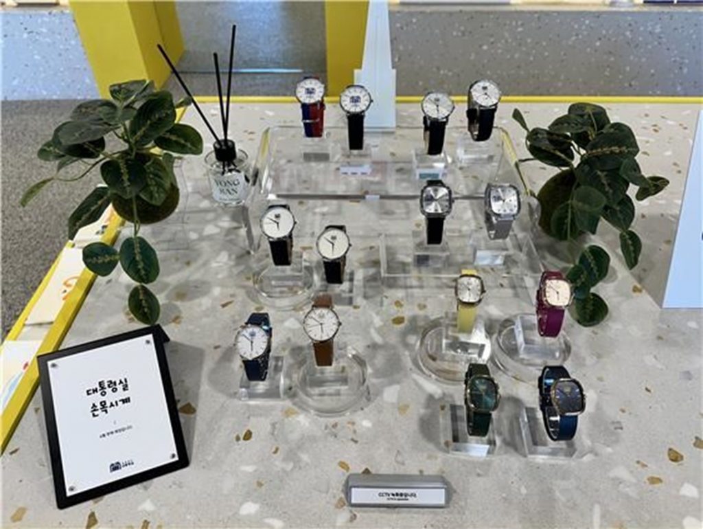 韓国・尹錫悦政権「記念商品」販売開始…大統領室の腕時計は6600円 写真