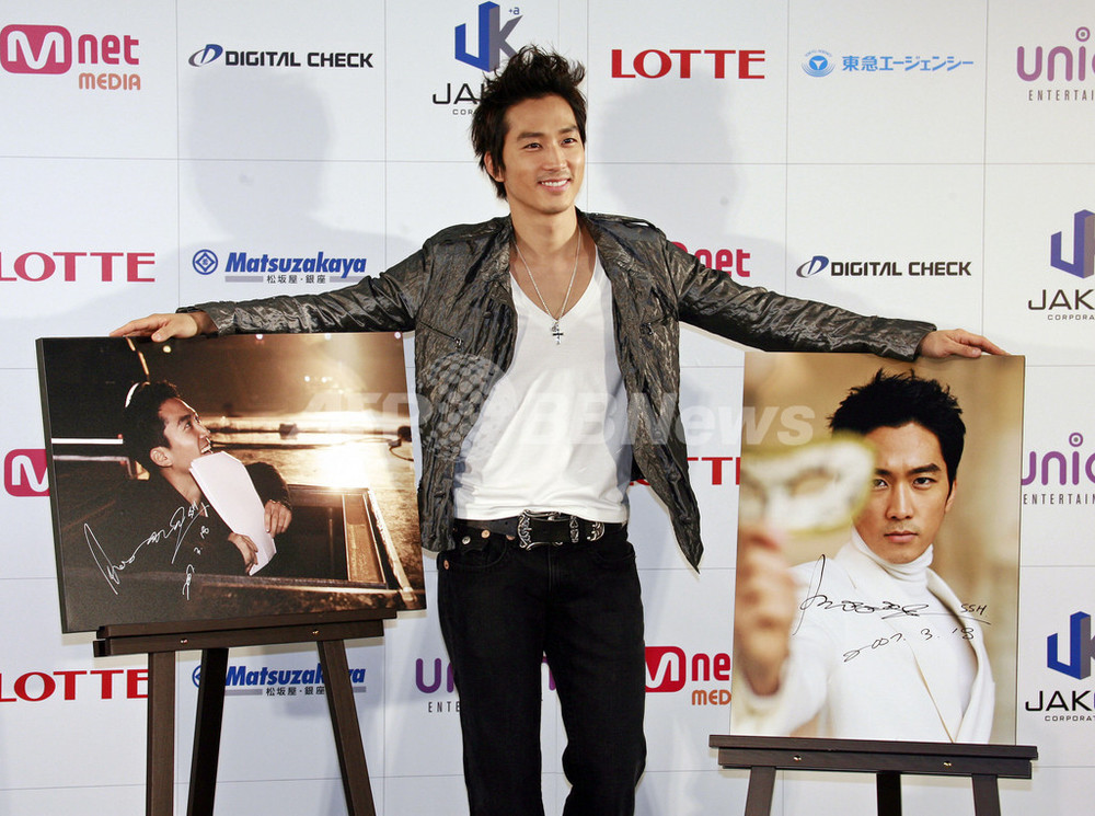 ソン・スンホン 都内デパートで行われた写真展に登場 - 東京 写真4枚