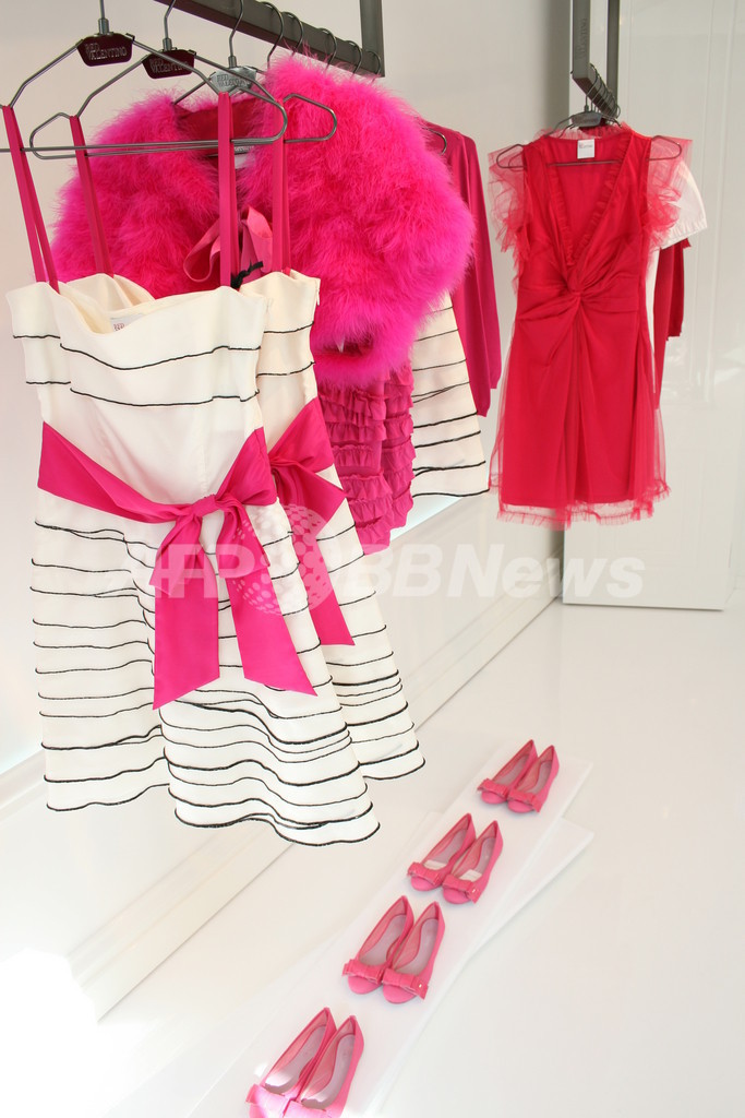 レッド ヴァレンティノ 青山ブティック、白とピンクで女子力アップ