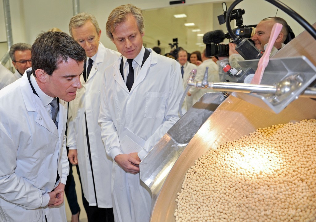 仏首相も視察、「ゲラン」が新生産施設をオープン