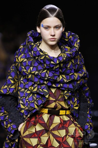 3Dスチームストレッチ技術で色の可能性を追求、「イッセイ ミヤケ」15/16秋冬