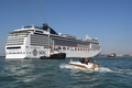 イタリアのベネチアで、観光船と衝突した後停泊する大型クルーズ船MSCオペラ（2019年6月2日撮影）。(c)Andrea PATTARO / AFP