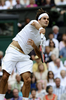 テニス、ウィンブルドン選手権（%%The Championships Wimbledon 2009%%）男子シングルス準決勝。大会第2シードのロジャー・フェデラー（%%Roger Federer%%、スイス）は、大会第24シードのトミー・ハース（%%Tommy Haas%%、ドイツ）と対戦。フェデラーは7-6、7-5、6-3のストレートでハースを退け、グランドスラム（4大大会）では通算20度目、ウィンブルドンでは7年連続となる決勝進出を果たした。写真はサーブを放つロジャー・フェデラー。（2009年7月3日撮影）(c)AFP/ADRIAN DENNIS