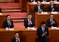 全国人民代表大会の開会式に臨む中国の習近平国家主席（中央）と李克強首相（右、2018年3月5日撮影）。(c)AFP PHOTO / WANG ZHAO