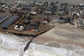 温帯低気圧「サンディ（Sandy）」が過ぎ去った30日の米東海岸。サンディ上陸以降の北米地域の死者は43人に達している。

サンディの影響でニューヨーク（New York）市内は大部分が停電し、交通機関が停止。また、東海岸の広い地域が洪水と停電に見舞われた。

写真は、ニュージャージー（New Jersey）州沿岸部の被災地の様子（2012年10月30日撮影）。(c)AFP/HO/US COAST GUARD/Erik Swanson