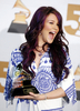 写真は、最優秀R&amp;amp;Bパフォーマンス賞のトロフィーを手に笑顔を見せる歌手のジョス・ストーン（%%Joss Stone%%）。ジョス・ストーンは前回同賞を受賞したものの授賞式に出席できなかったため、今回の記者会見で受賞を果たした。(c)AFP/Getty Images Kevin Winter