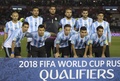 2018年サッカーW杯ロシア大会南米予選、アルゼンチン対エクアドル。試合前の写真撮影に臨むアルゼンチンの選手（2015年10月8日撮影）。(c)AFP/JUAN MABROMATA
