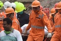 インド・マハードで起きたアパートの倒壊現場で、遺体を搬送する救助隊員（2020年8月25日撮影）。(c)Punit PARANJPE / AFP
