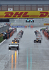 10F1第17戦、韓国GP決勝。降雨のため、マシンを先導するセーフティーカー。（2010年10月24日撮影）(c)AFP/JUNG YEON-JE